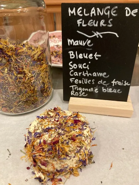 Fromage frais enrobé mélange de fleurs environ 130gr. ATTENTION: à base de LAIT CRU!