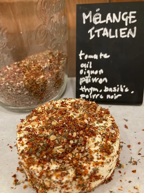 Fromage frais enrobé mélange italien (tomates séchées, ail, origan, basilic) environ 130gr 