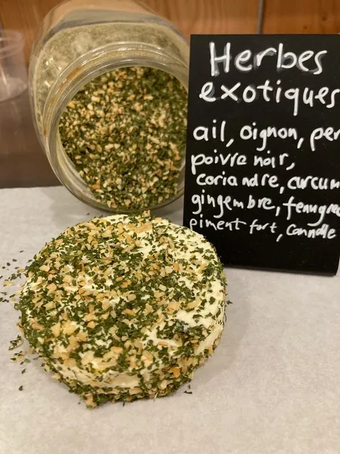 Fromage frais enrobé mélange exotique (épices douces : curry, curcuma, paprika) environ 130gr. ATTENTION: à base de LAIT CRU!