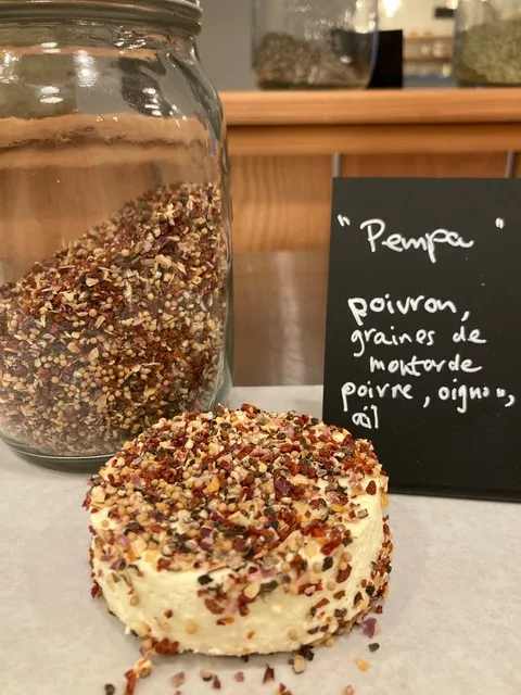 Fromage frais enrobé “Pempa” (graines de moutarde, poivrons séchés, ail) environ 130gr  
